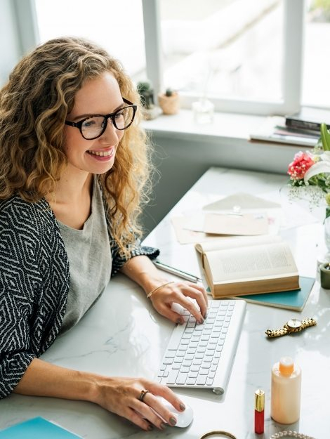 lady-girl-business-career-agenda-data-office-P855EST-470x625