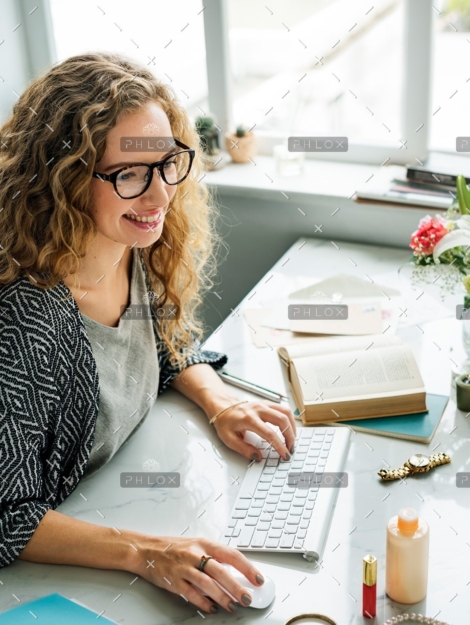 demo-attachment-148-lady-girl-business-career-agenda-data-office-P855EST