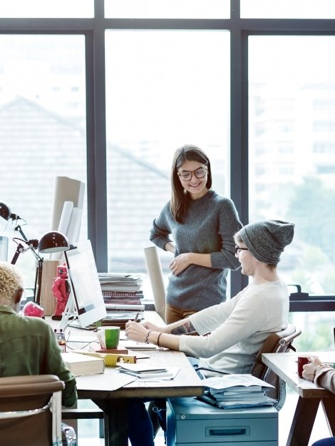 teamwork-discussion-meeting-brainstorming-start-PUVTFTU-470x625